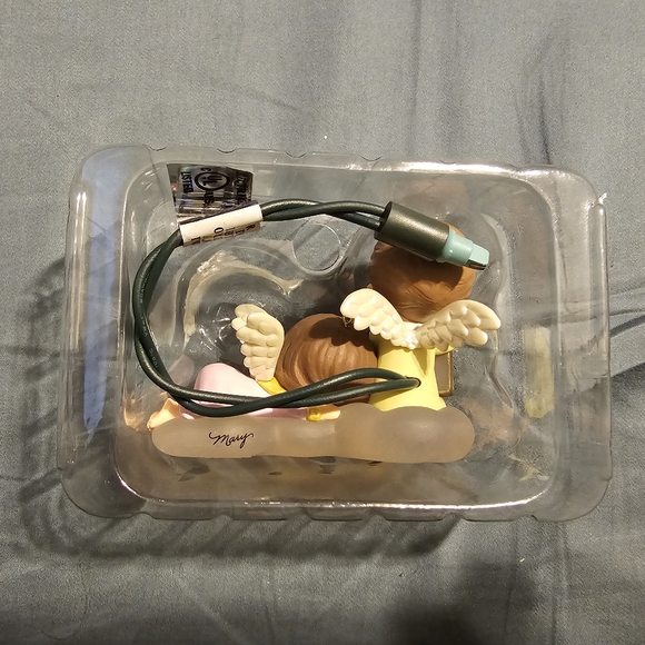 EUC Hallmark Keepsake Ornament "Mary's Angels" 2000 - Picture 2 of 4